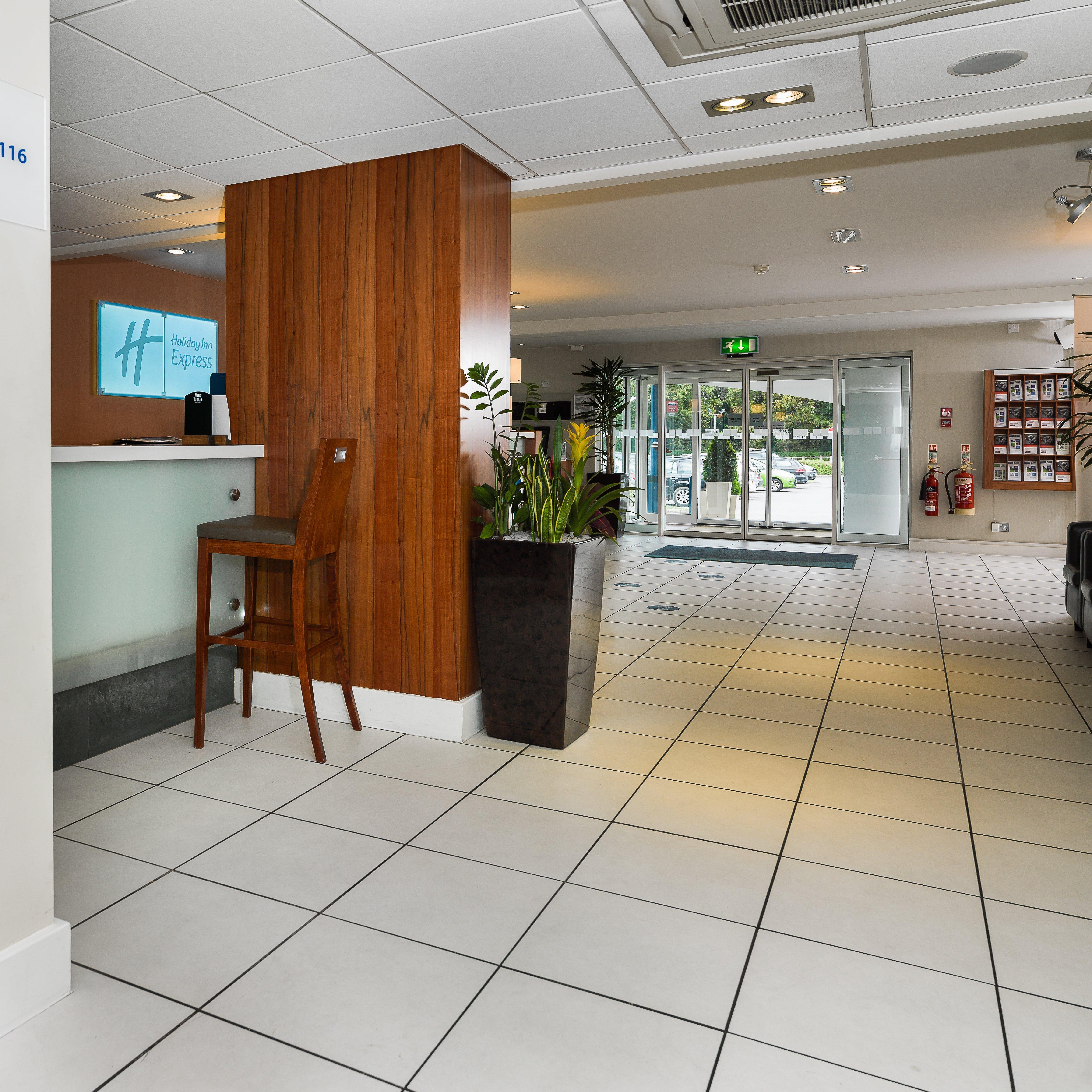 Holiday Inn Express London Gatwick Crawley, An Ihg Hotel Екстериор снимка