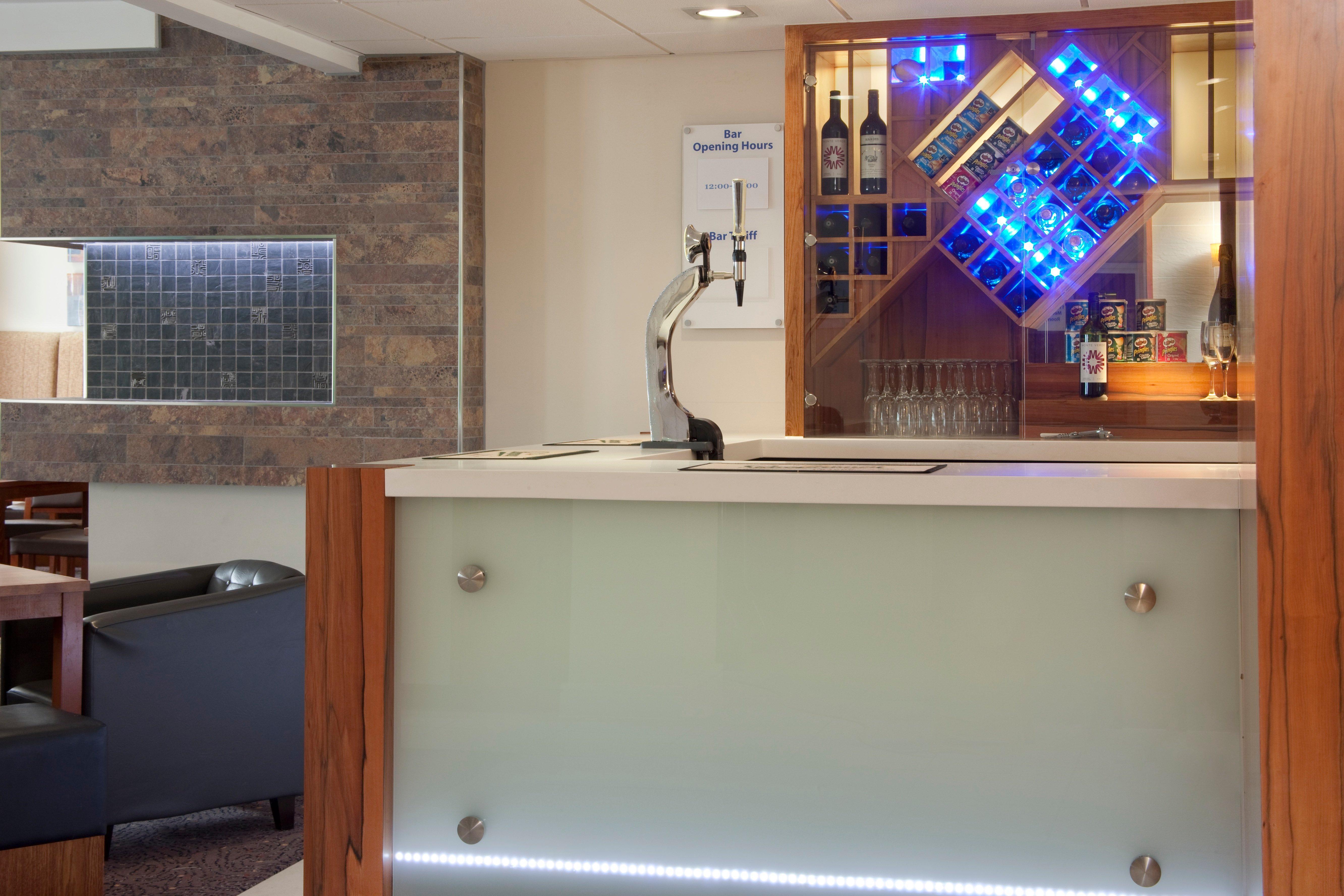 Holiday Inn Express London Gatwick Crawley, An Ihg Hotel Екстериор снимка