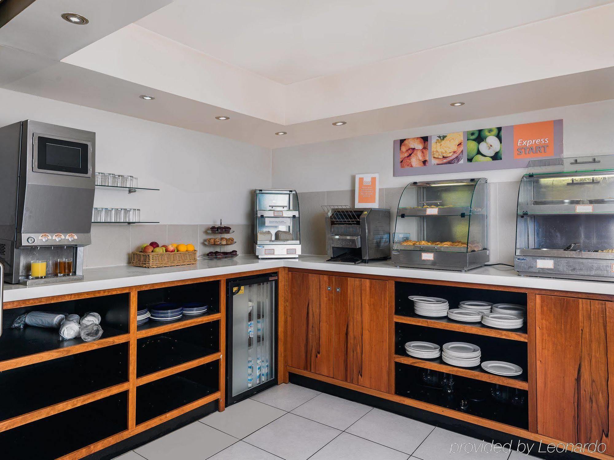 Holiday Inn Express London Gatwick Crawley, An Ihg Hotel Екстериор снимка
