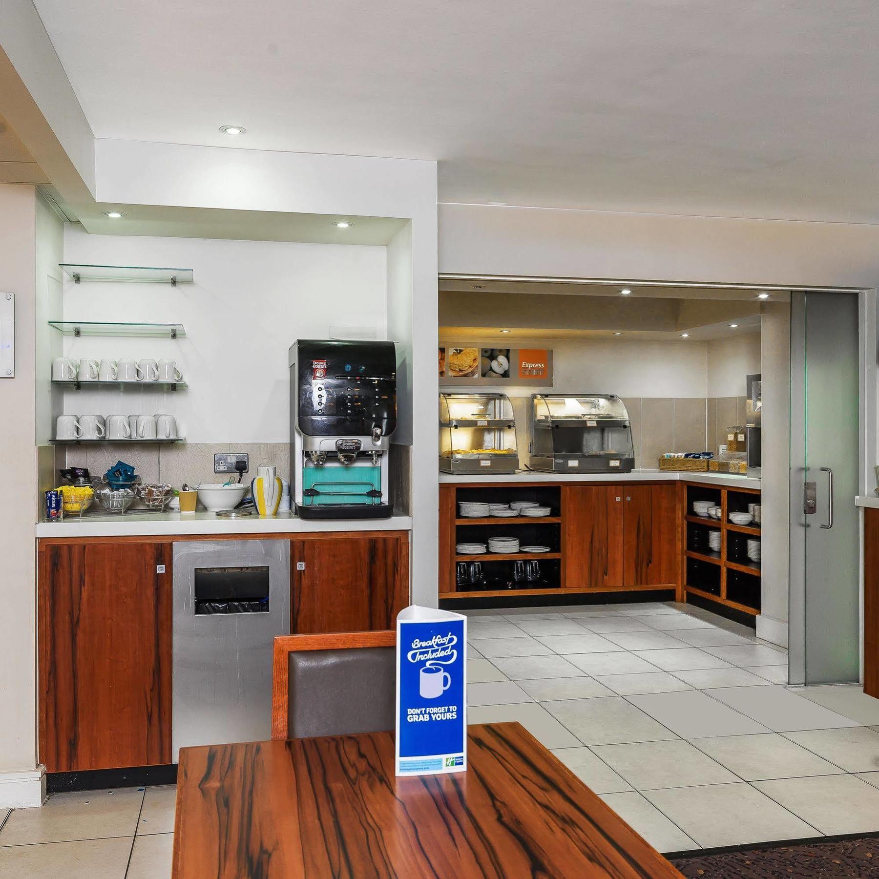 Holiday Inn Express London Gatwick Crawley, An Ihg Hotel Екстериор снимка