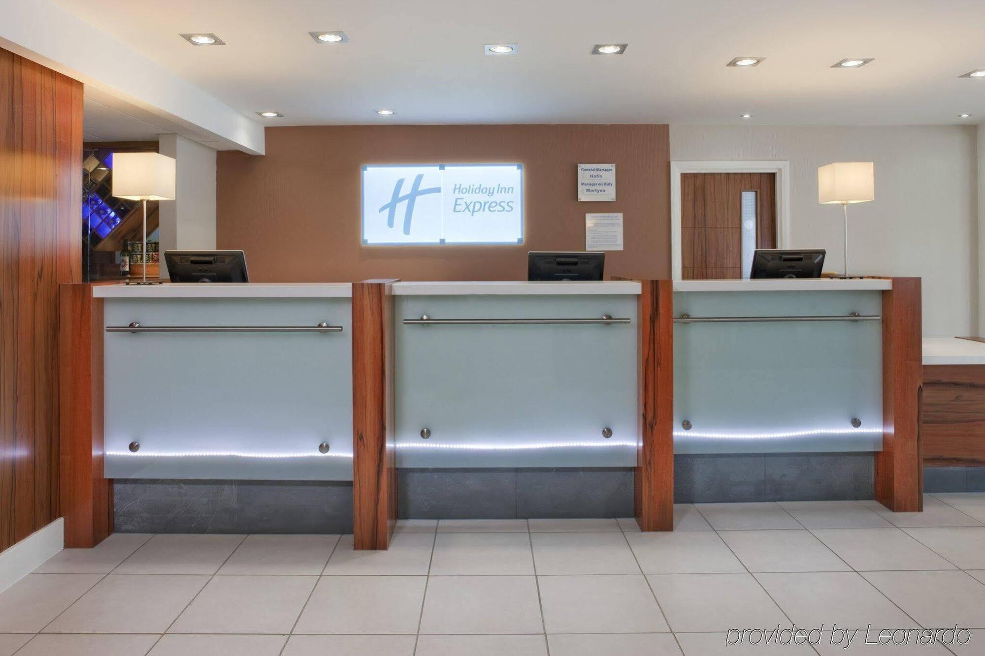 Holiday Inn Express London Gatwick Crawley, An Ihg Hotel Екстериор снимка